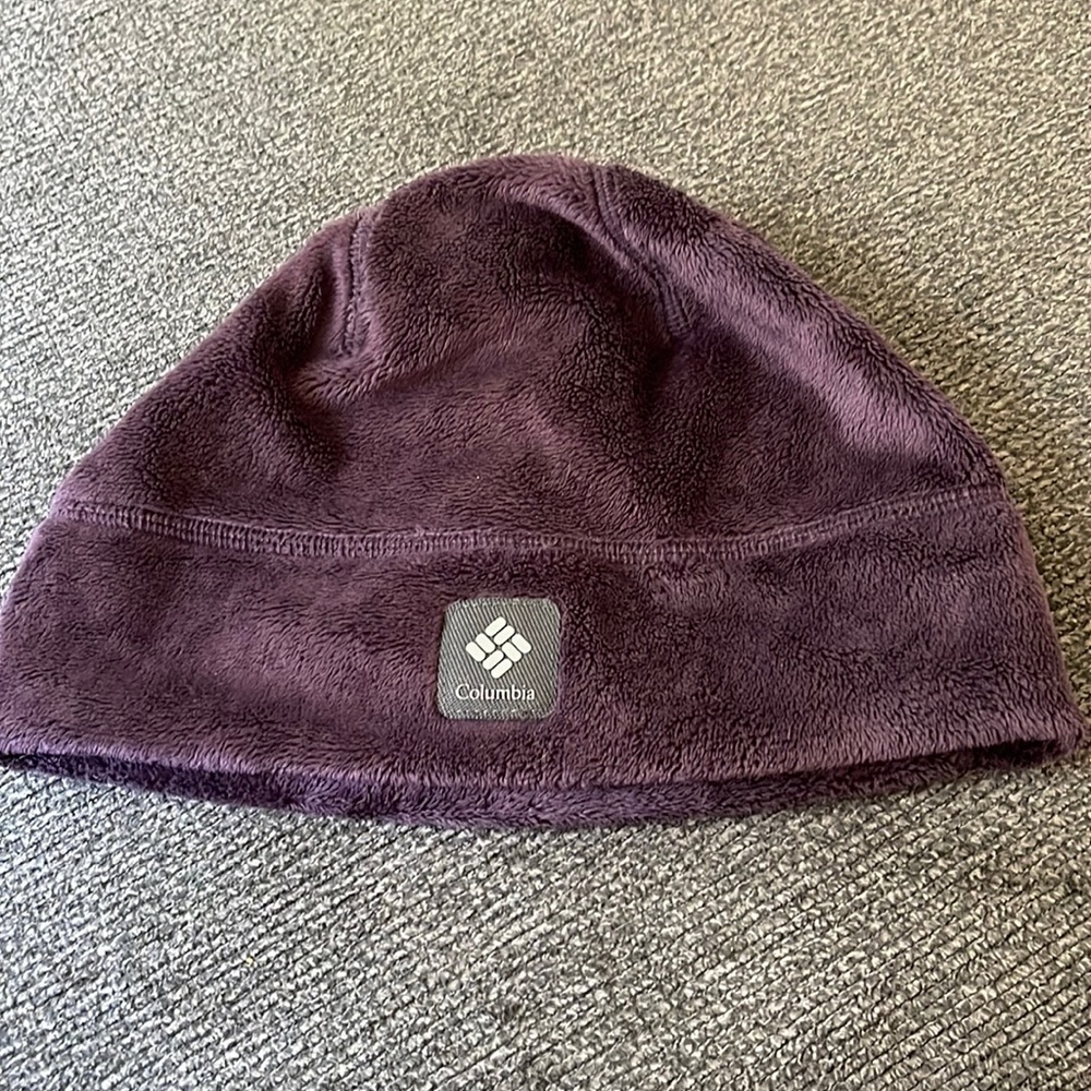 Purple fuzzy Columbia hat, like new condition!